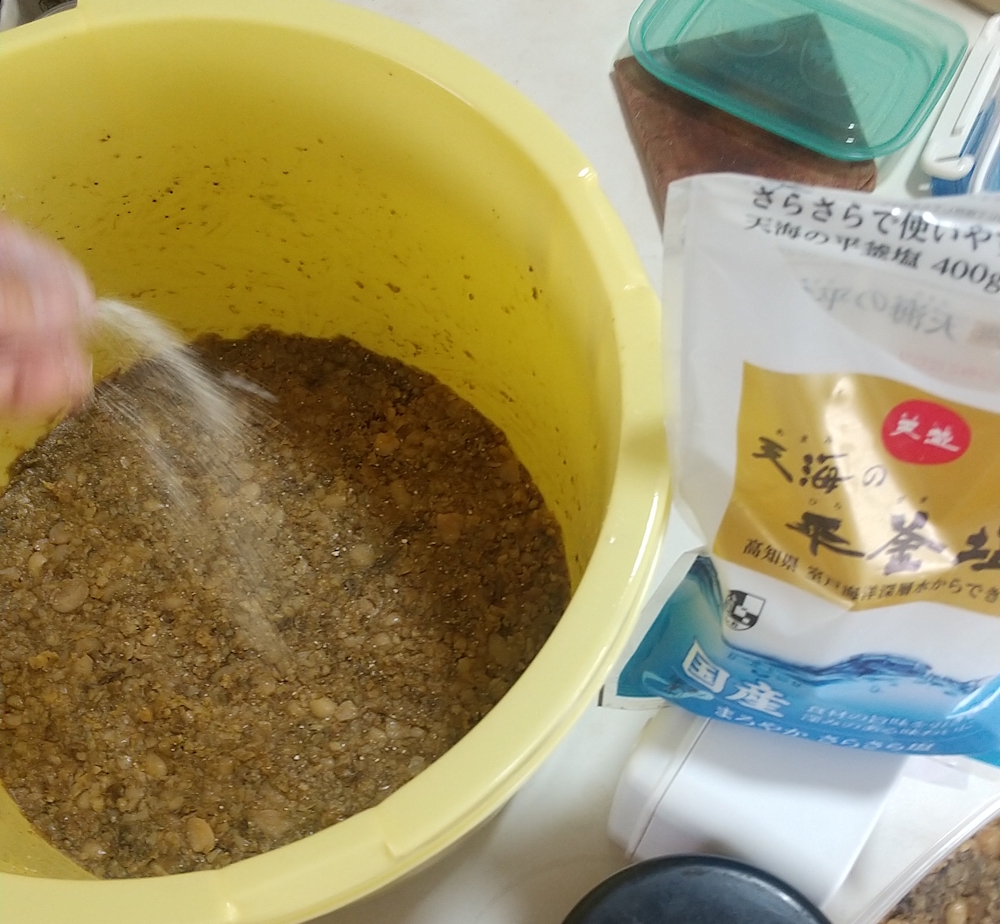 カビ予防で、塩をかけます